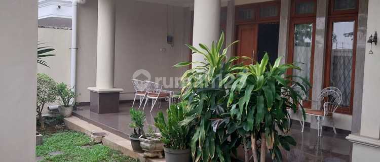 V Rumah Kondisi Bagus Siap Huni Di Jl. Halmahera  1