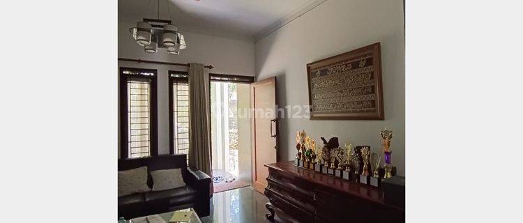 Rumah Besar dengan Carport & Garasi di Sumbersari, Bandung 1