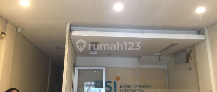 Shop house by the main road suitable for banks, offices, etc. 1