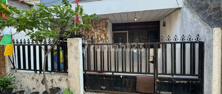 For Sale Strategic House in Tanjung Duren, West Jakarta 1