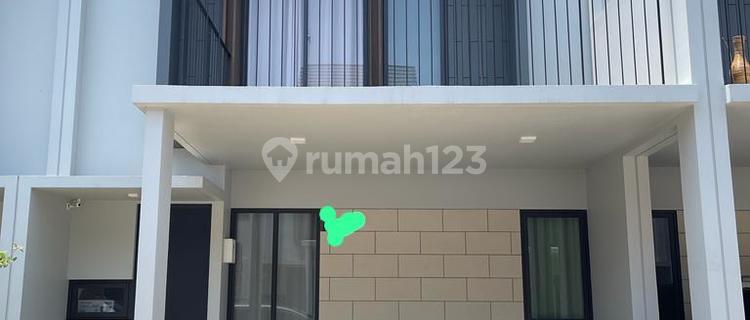 Rumah 3 Lantai Bagus di Metland Wisteria Basilia, Jakarta Timur 1