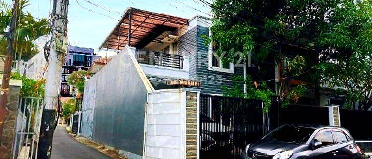 Rumah Dalam Komplek. Jalan 3 Mobil Posisi Hook 2 Lantai Di Tebet  1