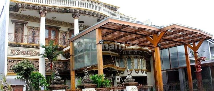 House Combining Chinese and Modern Javanese Design in Kemang Pratama 1