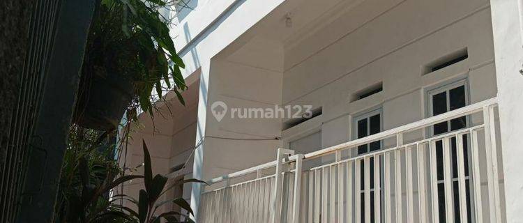 Rumah 2 Lantai siap huni di otista jatinegara jakarta timur  1