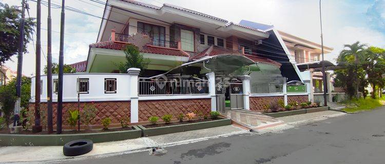 Rumah Hook 2 Lantai Furnished SHM di Jl Manyar Kertoadi, Surabaya 1