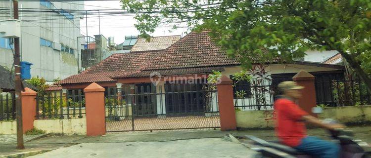 Rumah Mewah Lokasi Strategis Lahan Parkir Luas di Kota Medan 1