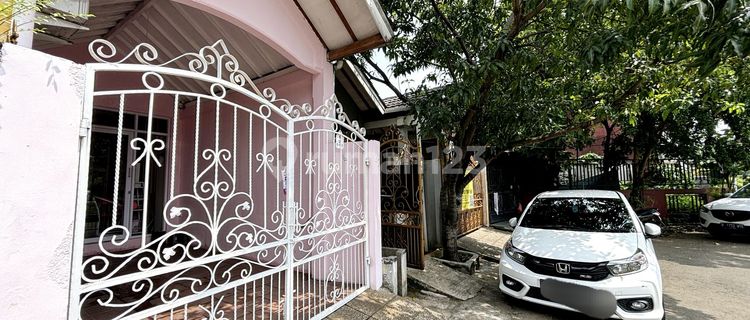 Nice, Tidy, and Ready-to-Occupy House With a Bonus Beautiful Room for a Salon in Griya Kencana 1 Ciledug, Quick Sale. 1