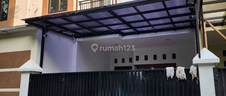 Dijual rumah minimalis area johar baru 2 lantai 1