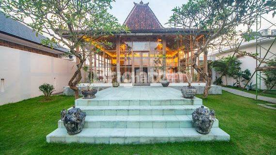 VILLA MEWAH DAN MEGAH DENGAN GAYA CAMPURAN JOGLO ARSITEKTUR JAWA DENGAN KENYAMANAN MODERN 1