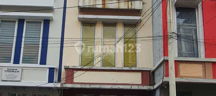 2.5-Storey Shophouse Near Soekarno-Hatta Airport in Benda, Tangerang R2306 1