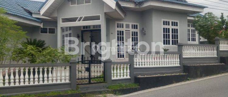 RUMAH CANTIK PINGGIR JALAN 1