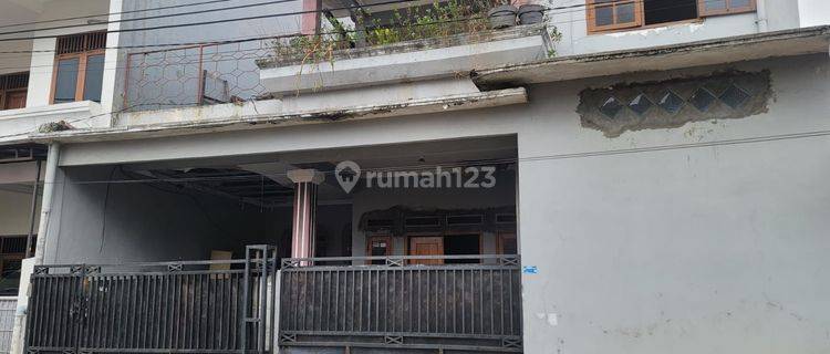 Rumah 2 Lantai Kompleks Larangan Indah  1