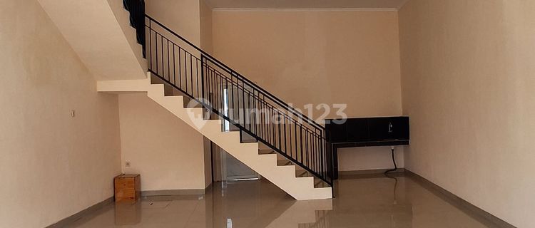For sale: cheap shop house on the main road of Saptorenggo, Pakis. 1