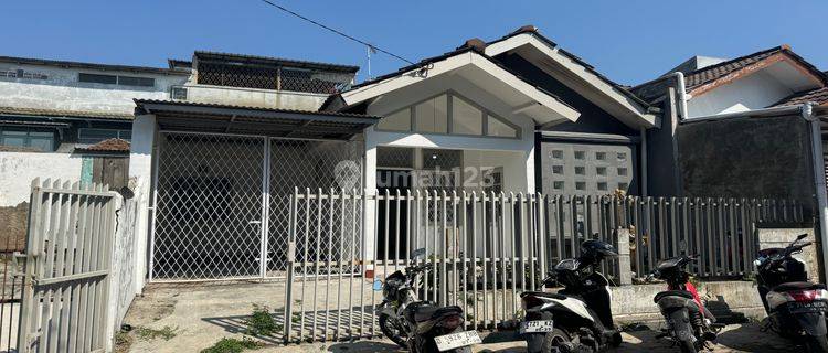 Rumah 1 Lantai Tengah Kota Murah, 3 Kamar, Taman Belakang Luas 1