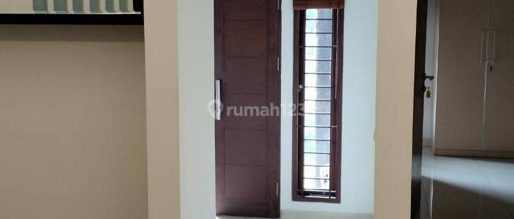 Dijual rumah sudah renovasi dan semi furnished tengah kota 1