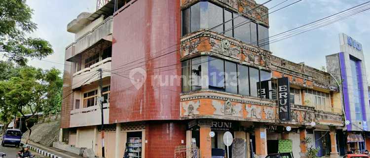 3-Story Ready-to-Live-in Shophouse with SHM in Tabanan City Center 1