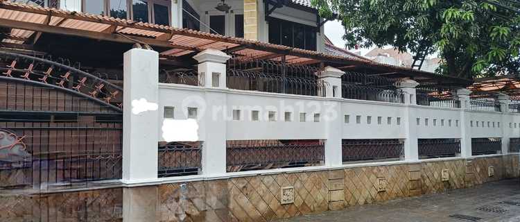 Classic House in West Pejaten 1