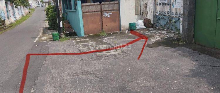 Rumah Dengan Halaman Yg Luas di Tengah Kota Surakarta 1