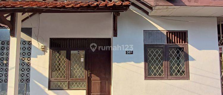 Rumah Nyaman, Rapi Dan Siap Huni Dalam Gang Di Utan Kayu 1