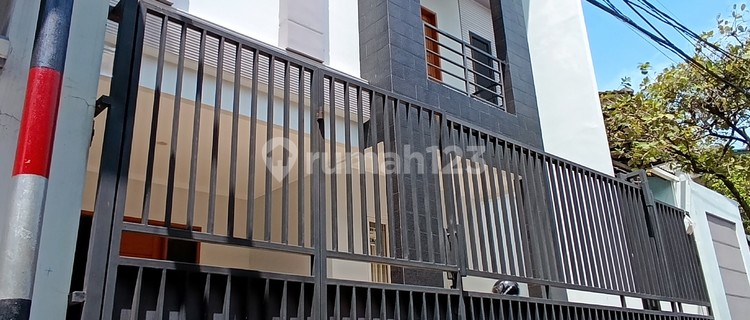 Rumah 3 Lantai Di Sunter Agung Utara, Jakarta Utara 1