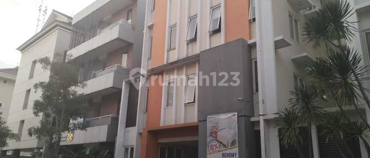 For Quick Sale, Strategic Location Boarding House on Lincoln Drive 1