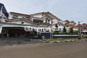 SPACIOUS RESIDENCE ON BOULEVARD PESONA KHAYANGAN 1