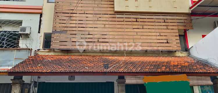 For sale 2 units of 3-story shophouses side by side, connecting (ex budget Hotel) Strategic location. 1