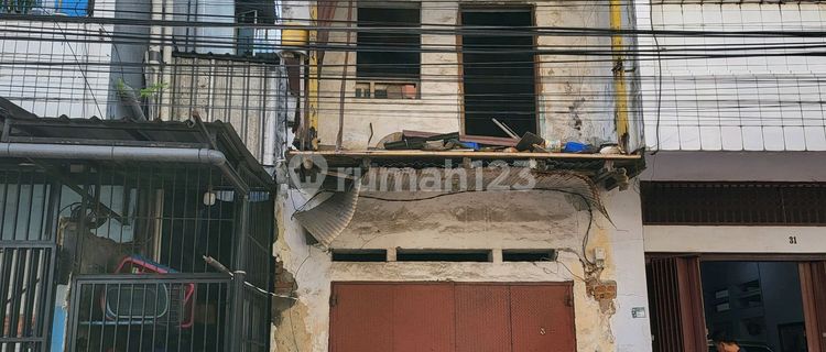 Old 2-Story Shop House Near the Beach 1