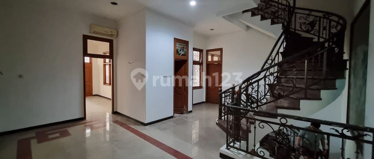 Luxury Move-In Ready Fully Renovated 3-Story House in the Simpang Lima Area of Semarang, Behind Citraland Mall 1