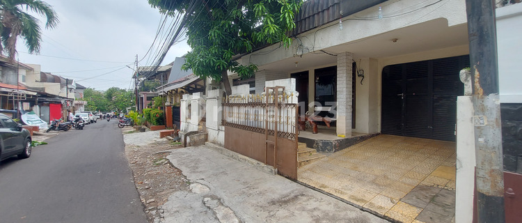 For Sale Comfortable House in Tebet Area, South Jakarta 1