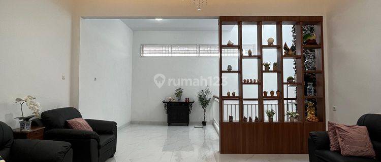 Dijual Townhouse Mewah di Komplek Madio Regency 1