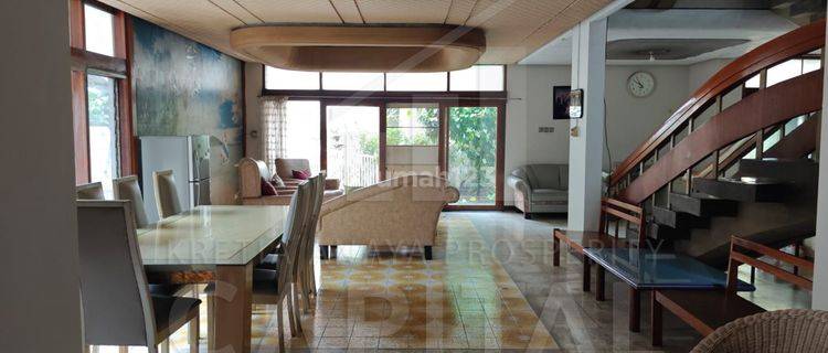 Rumah 3 Lantai Bagus Semi Furnished SHM di Pasir Kaliki, Bandung 1