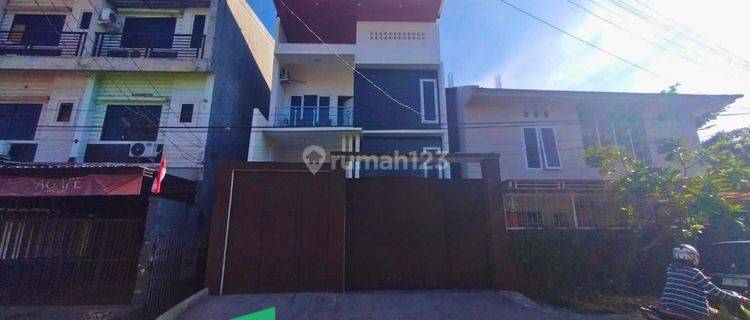 Dijual Rumah 3 Lantai Pinggir Jalan Raya  1