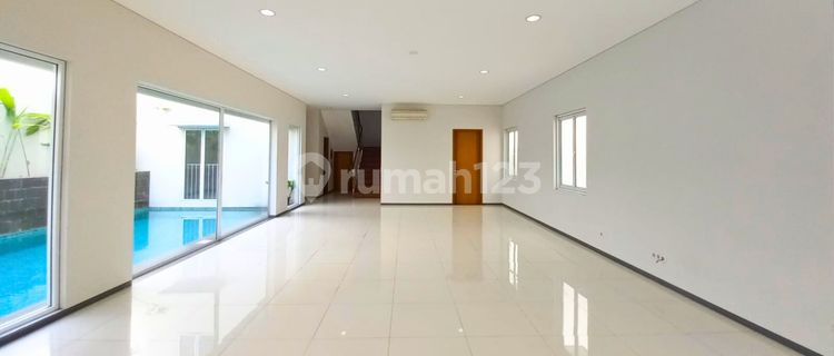 Rumah Minimalis Modern dengan Kolam Renang di Kebayoran Baru, Lokasi Nyaman 1