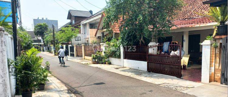 Rumah Tua di Guntur Setiabudi, Strategis Dekat Taman, Dekat Stasiun Busway, Lrt Dan Mrt 1