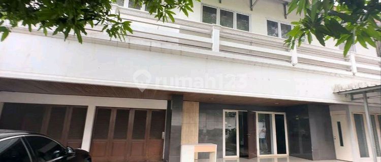 Rumah Luas Dua Lantai Area Komersil Di Senayan 1