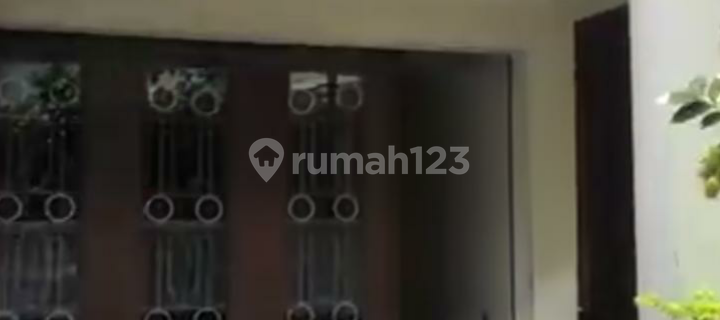 2-Story House Strategic Location in Kebayoran Baru 1