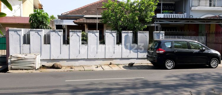 For Sale House by the Roadside in Pasar Minggu Area 1