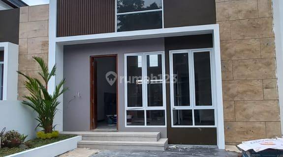 Rumah Modern Kontemporer Wonosalam 1