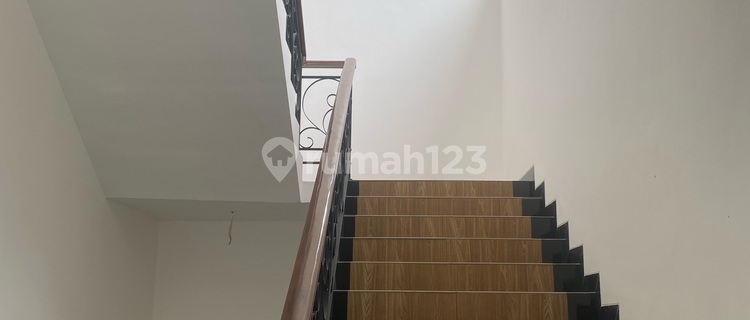 For Sale Classic Modern House Hook Position in Disentul City 1