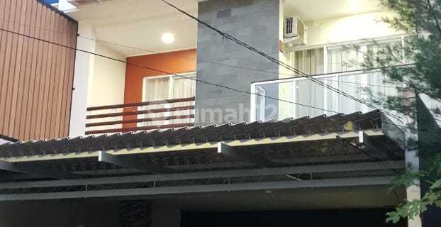 Dijual Rumah Taman Royal 1 Cipondoh Tangerang LT = 160 m2 ( 8m x 20m ) LB = 432 m2 ( 3,5 lantai) Air PDAM (Utama) dan Air Tanah Satellite (Cadangan) IMB dan SHM Hadap Selatan Bagian Depan/ Utama Bangunan Teras 1