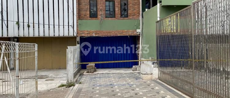Shop House for Rent on Panjang Arteri Kedoya Street near Wang Apartment, Area 150m (4.5x35), Land Area 270m² / 3 floors, Flood-Free, Price 200 million/year 1
