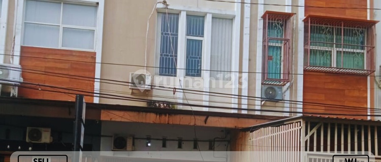 For Sale, Ready-to-Use 3-Story Shop House on Andi Tonro Axis, Green Home WJ Shop House. 1