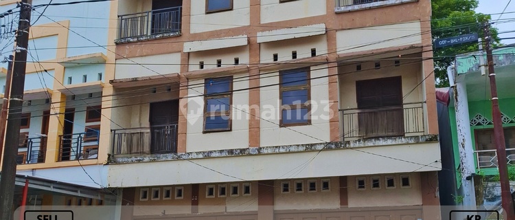 For Sale 3-Story Shophouse on 40K Victims Axis, Strategic Location Negotiable KR 1