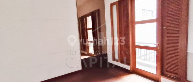 Rarely Available at a Friendly Price, Ready-to-Occupy House in the Heart of Bandung, Riau Wing. 1