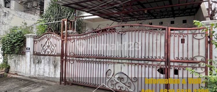 Well-Maintained House Strategic Location Classic Design At Gandaria Kebayoran Baru 1