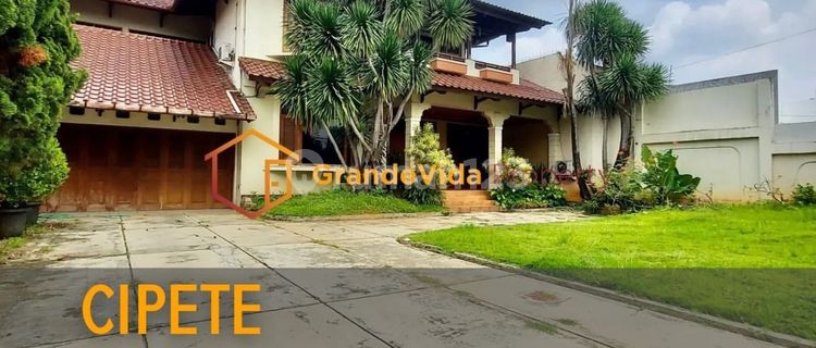 Classic Well-Maintained House Ready to Live In Spacious Yard with Pool Location Near MRT Station 1