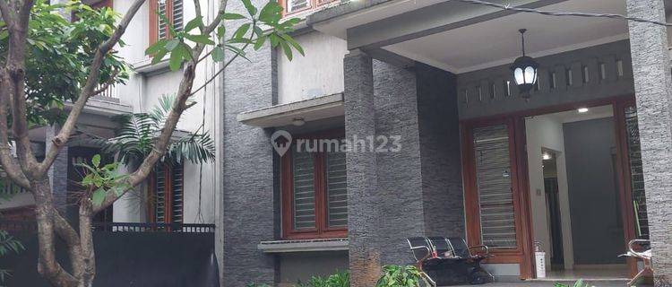 Disewakan Rumah 2 Lt, Pinggir Jalan 1