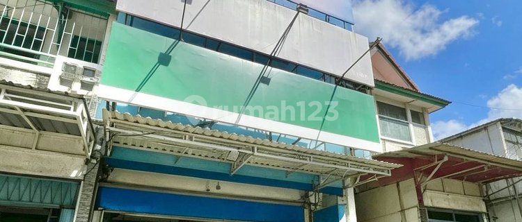 Translation: For Sale 2.5 Storey Shop House on Mulyosari Main Road 1