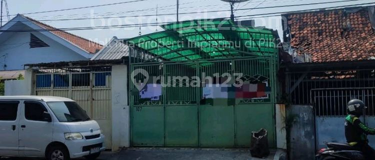 House for Rent on Pekojan Mosque Street, Size 5x50 M2, 3 Bedrooms, Semi-Furnished. 1